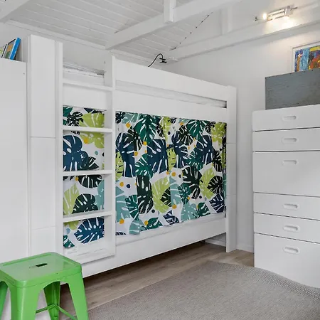 2 Bedroom Awesome In אוטרופ