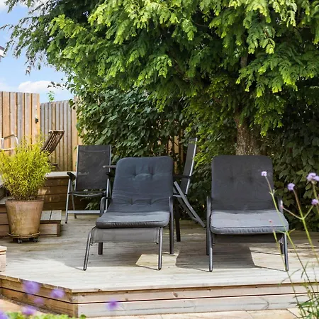 2 Bedroom Awesome In Holiday home *